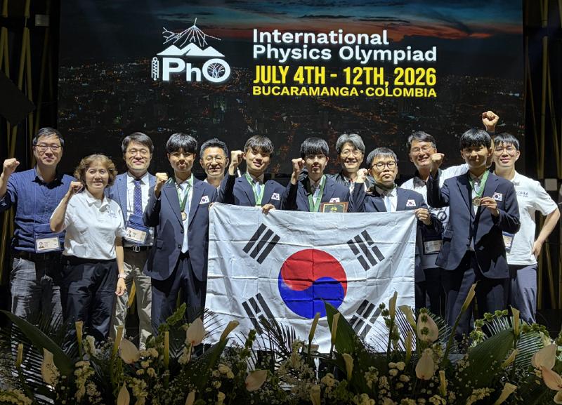 7月4日至12日，在哥伦比亚布卡拉曼加举行的第56届国际物理奥林匹克竞赛上，韩国代表队5名学生全部获得金牌。图为代表队学生与代表团领队、指导教授等合影留念。图片来源：科学技术情报通信部
