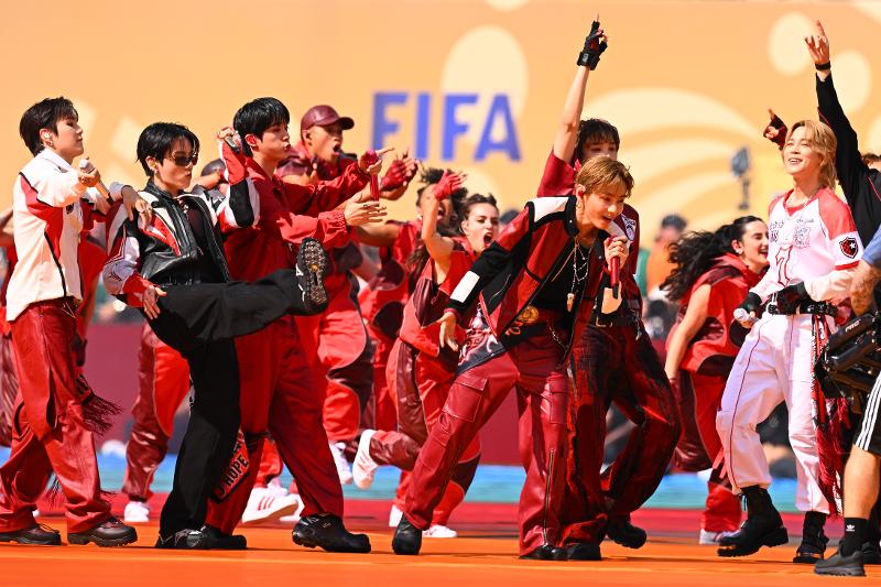 当地时间7月19日，韩国男团防弹少年团（BTS）在美国新泽西州东卢瑟福纽约新泽西体育场举行的2026年国际足联（FIFA）美加墨世界杯决赛中场秀上表演。图片来源：韩联社