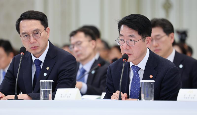 7月16日，在青瓦台迎宾馆举行的由韩国总统李在明主持召开的各部门工作汇报会上，韩国海洋水产部长官黄宗宇正在介绍主要政策。图片来源：韩联社