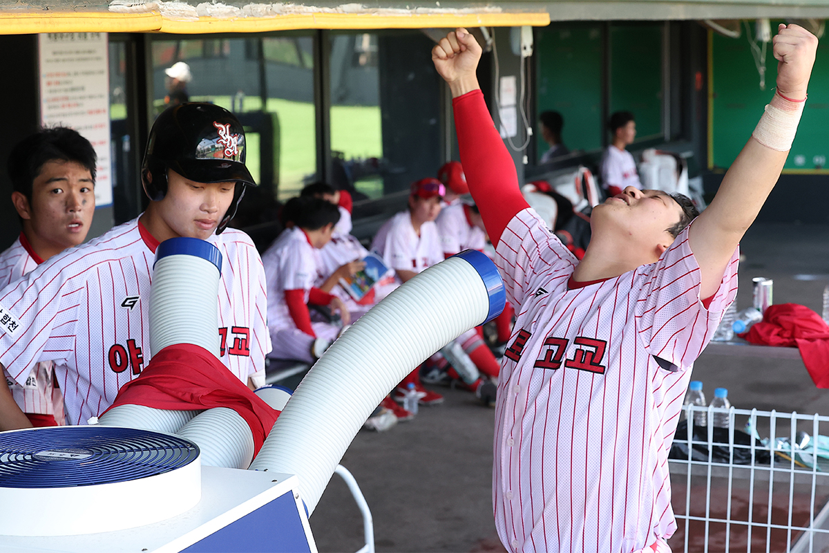 8月7日，韩国持续遭遇高温天气。图为在首尔阳川区木洞棒球场举行的第54届凤凰大旗全国高中棒球大会上，冶炉高中的选手们在空调前纳凉降温。