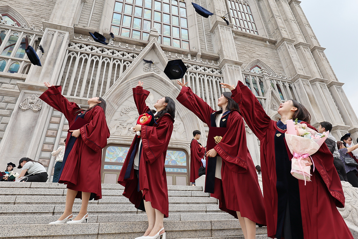 8月19日，在首尔东大门区庆熙大学举行的2026年下半年学位授予仪式上，本科毕业生们抛起学士帽，庆祝毕业。
