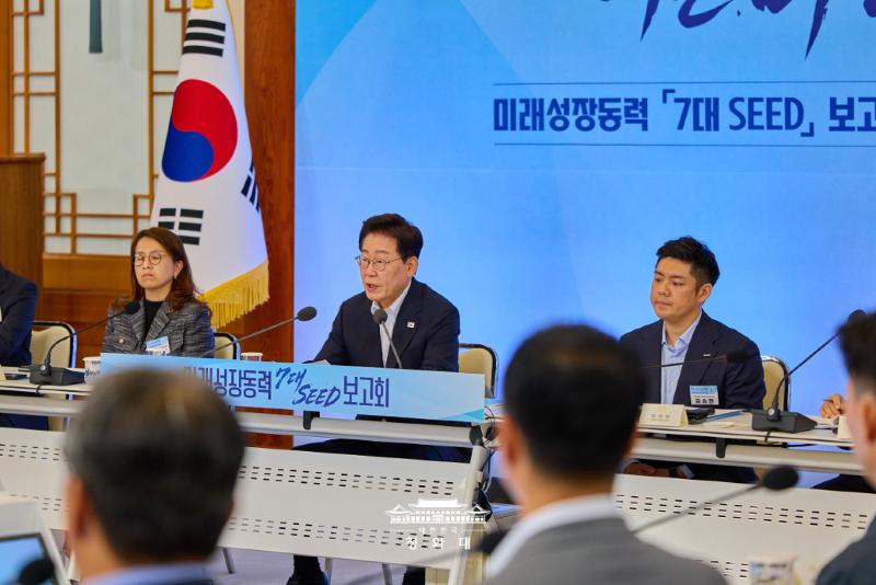 6月12日，韩国总统李在明（左二）在青瓦台举行的“未来增长动力七大种子计划”报告会上表示，政府将为先进技术培育提供有力支持。图片来源：大韩民国青瓦台