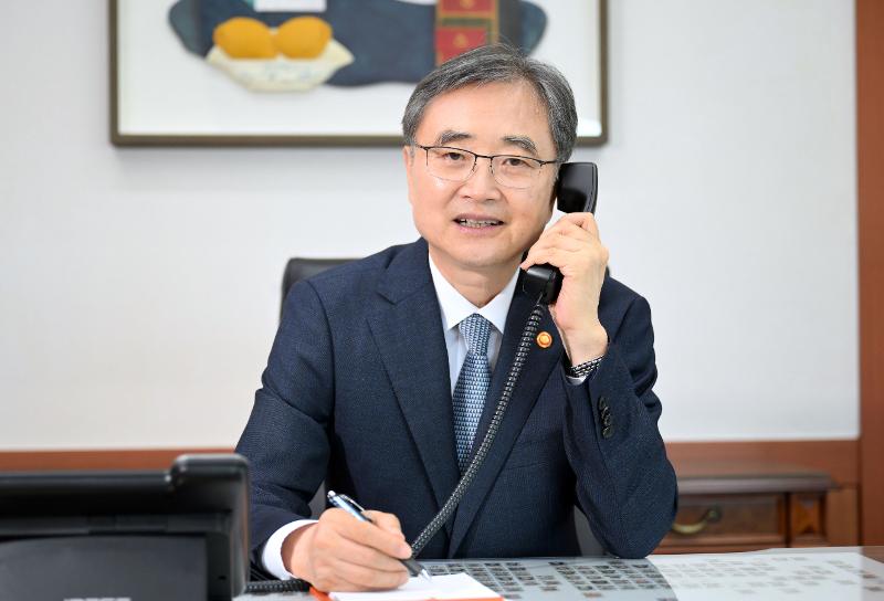 8月24日，韩国外交部长官赵显与美国国务卿马尔科·鲁比奥通电话，就韩美关系、韩半岛局势，以及全球形势等问题进行了探讨。图片来源：外交部