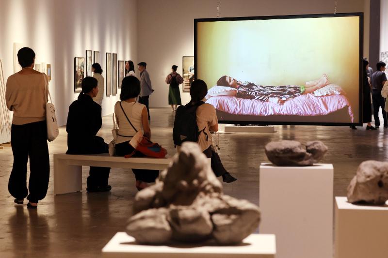 9月4日，在全南光州统合特别市北区光州双年展展馆举行的媒体参观活动中，来访者欣赏展出的第16届光州双年展作品。图片来源：韩联社