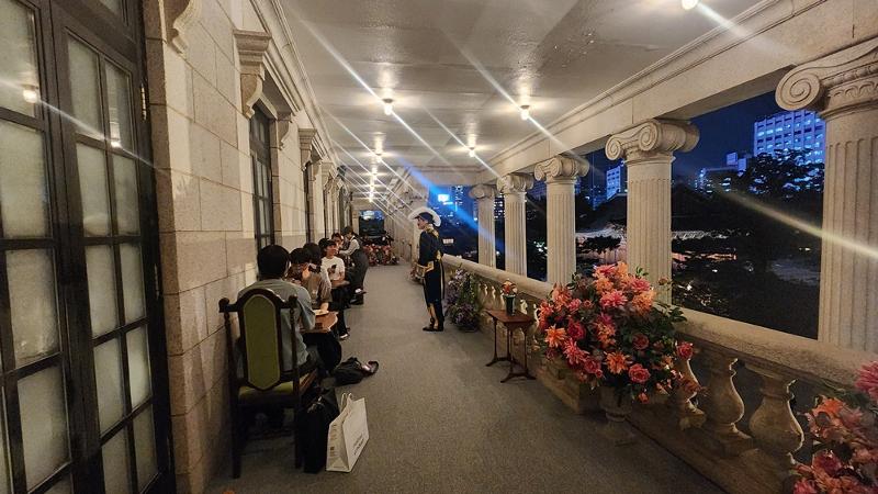 图为9月16日，游客在石造殿二层露台欣赏夜景、享用饮品和点心。身着大韩帝国军装的工作人员向游客致意。韩宣网记者李智惠 摄