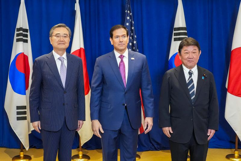 当地时间9月21日，在美国纽约，韩国外交部长官赵显（左一）、美国国务卿马尔科·鲁比奥与日本外务大臣茂木敏充在会谈前合影留念。图片来源：外交部