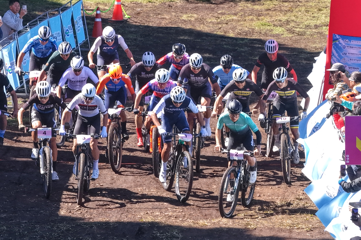 10月14日，第107届全国体育大会自行车山地赛（MTB）在济州市涯月邑流水岩共同牧场内设置的赛场举行。