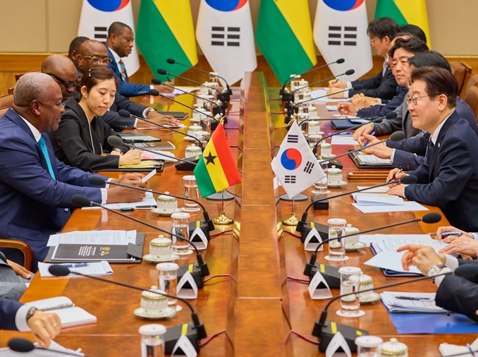 韩与加纳首脑会谈：签署气候变化、海洋安全与数字合作三项谅解备忘录