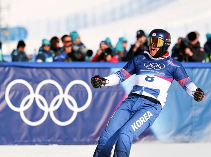 韩国选手金相谦在米兰冬奥单板滑雪项目摘银