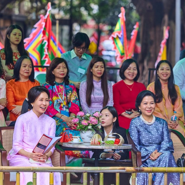First lady meets counterpart in Vietnam