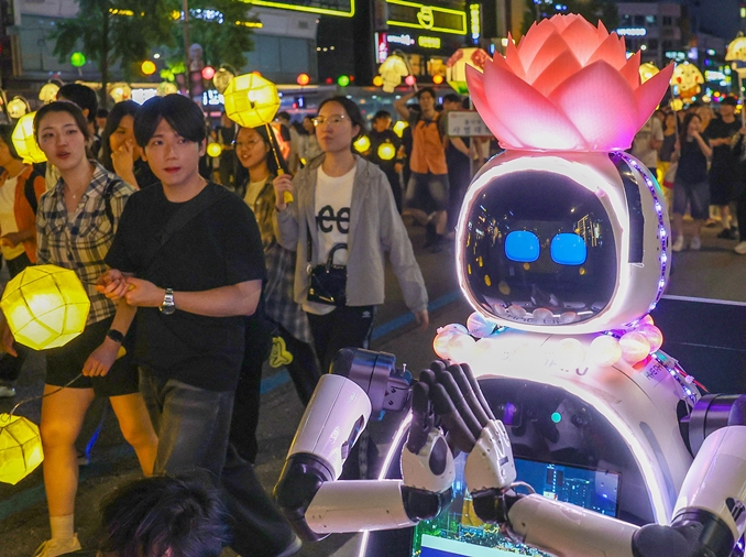 AI机器人僧侣“慧安”讲教义送关怀
