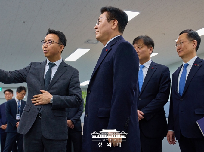 李在明走访政府打击跨国犯罪工作组 指示积极应对各类诈骗犯罪