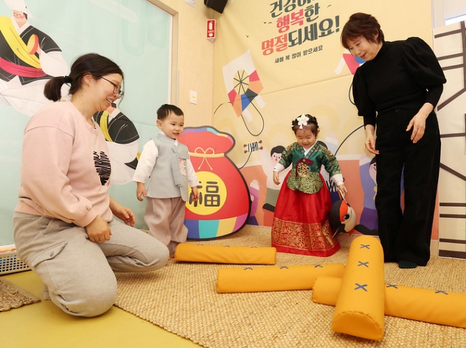 不用手机也能笑声满院……“相伴”让春节更温暖