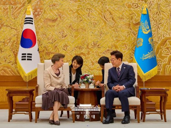 李在明会见英国安妮公主 共商韩英海洋合作