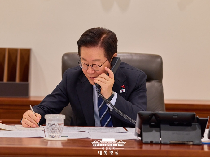 李在明同罗马尼亚总统达恩通电话 将扩大双方国防与核电领域合作