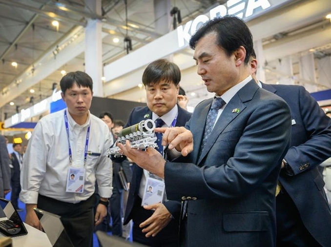 韩沙两国防长举行会谈 签署国防研究开发合作谅解备忘录