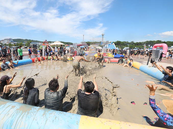 保宁泥浆节：全球游客共赴夏日狂欢