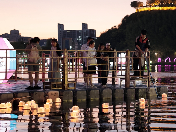 从战时信号到祈愿之光 游览晋州南江流灯节